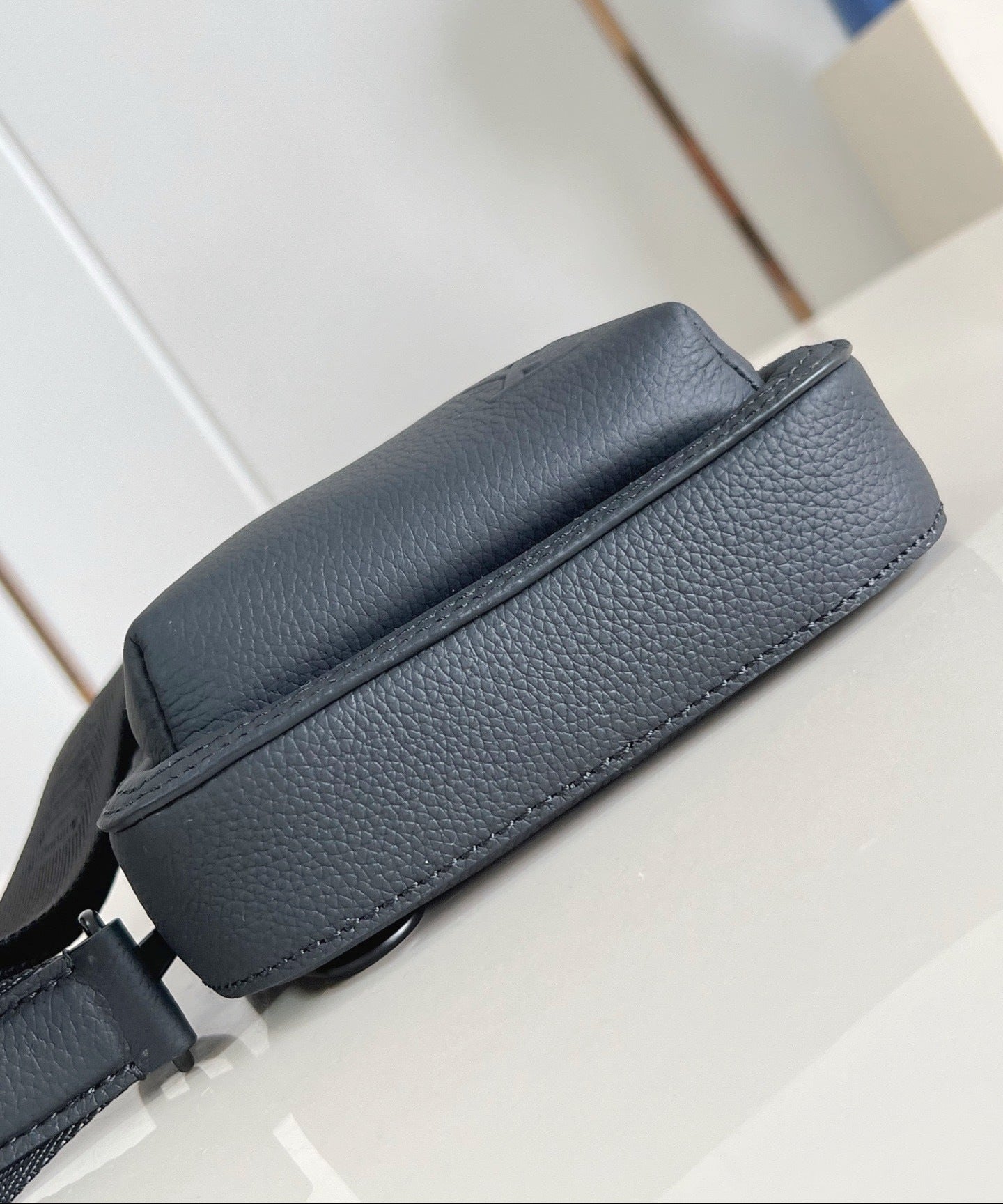 LV Avenue PM Slingbag