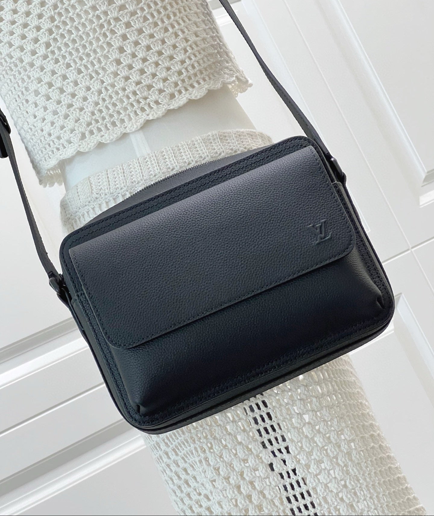 LV Boarding Messenger Bag (M15265)