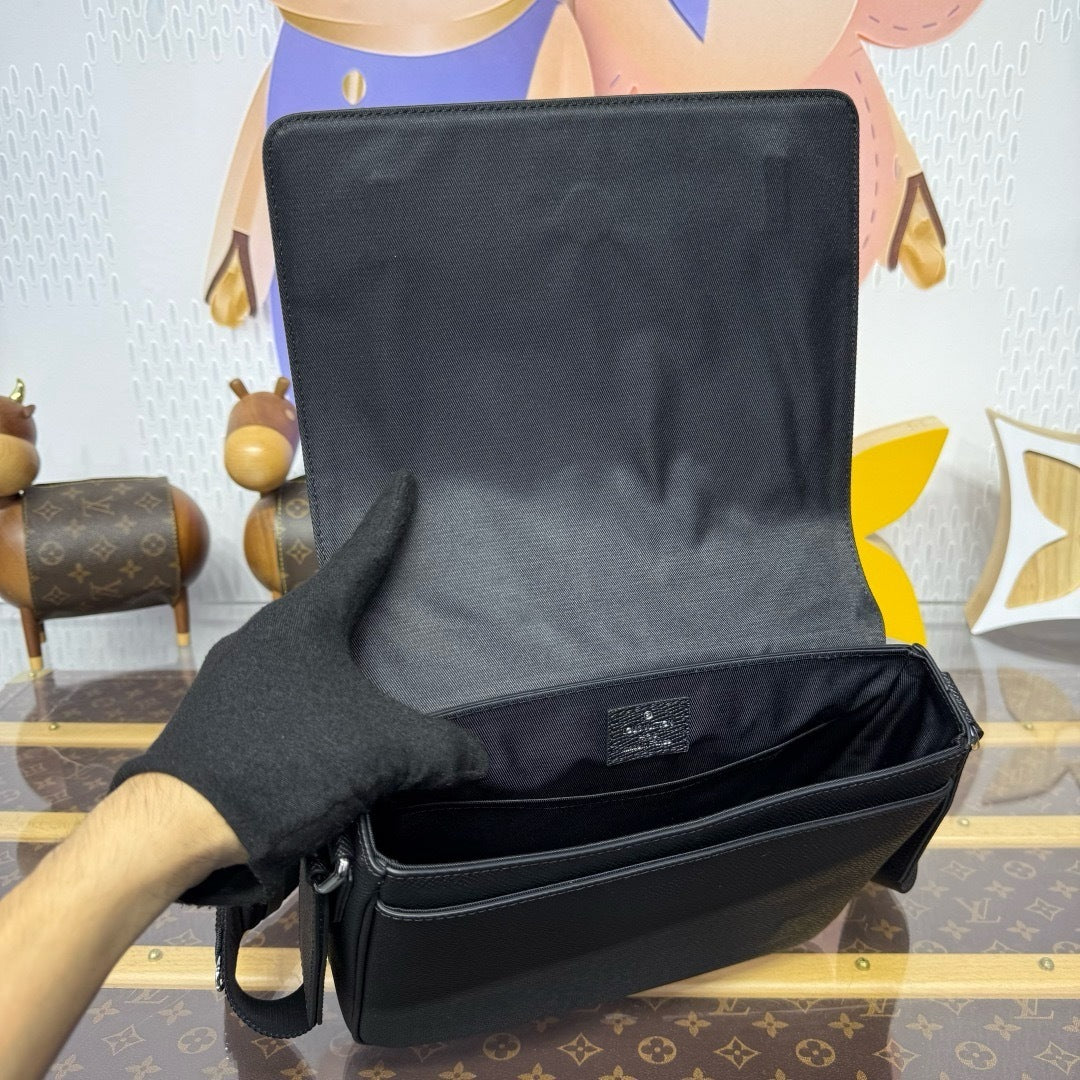 District PM Messenger Bag