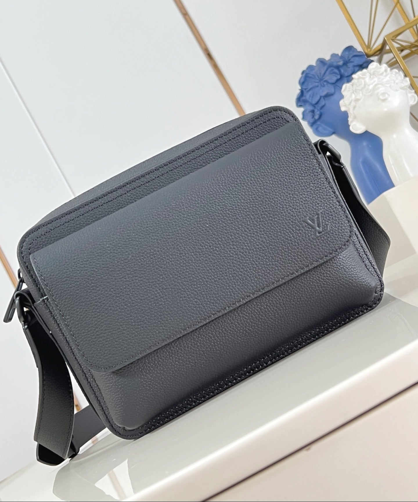 LV Boarding Messenger Bag (M15265)