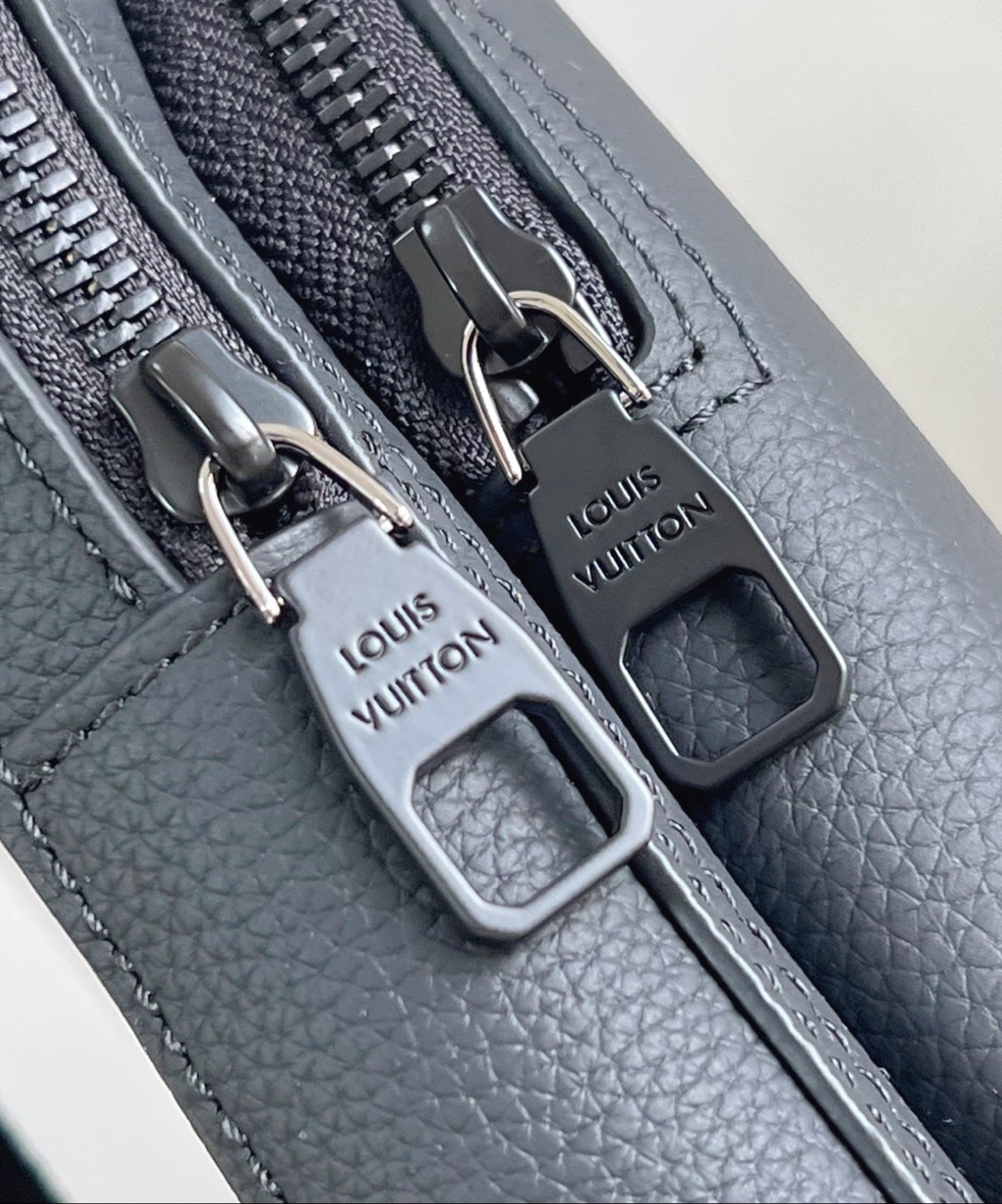 LV Avenue PM Slingbag