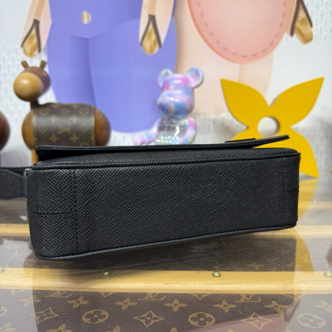 District PM Messenger Bag (M30850)